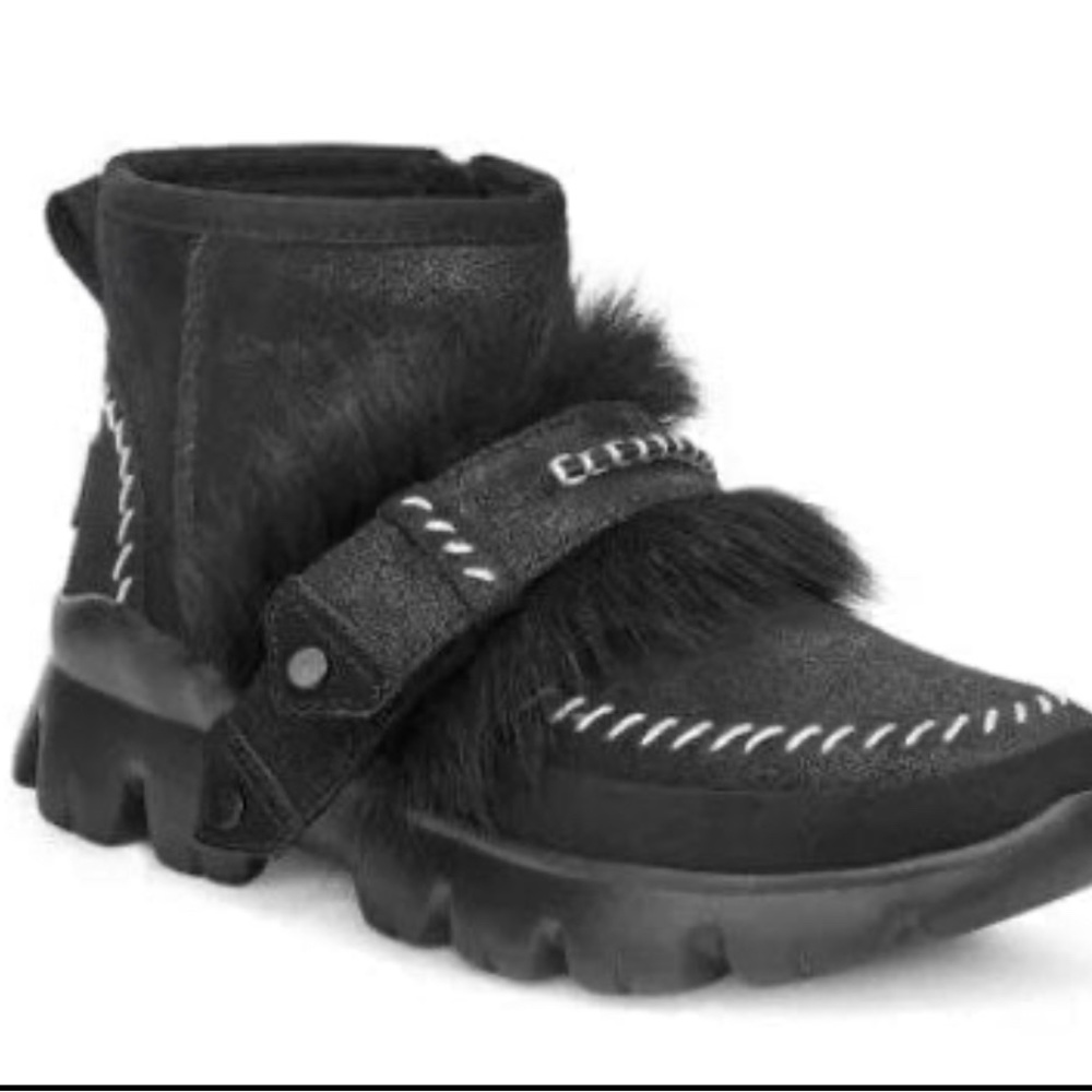 UGG fluff chunky sole black boot. Suede zipper bootie. Size: 5